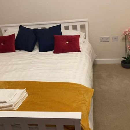 Luxurious & Cosy Apartment In Surrey Уейбридж Екстериор снимка
