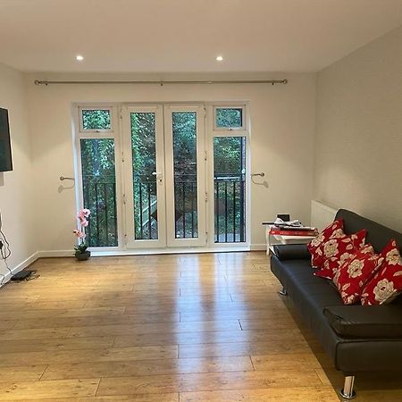 Luxurious & Cosy Apartment In Surrey Уейбридж Екстериор снимка