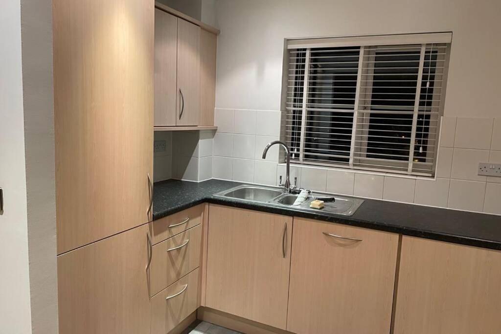 Luxurious & Cosy Apartment In Surrey Уейбридж Екстериор снимка