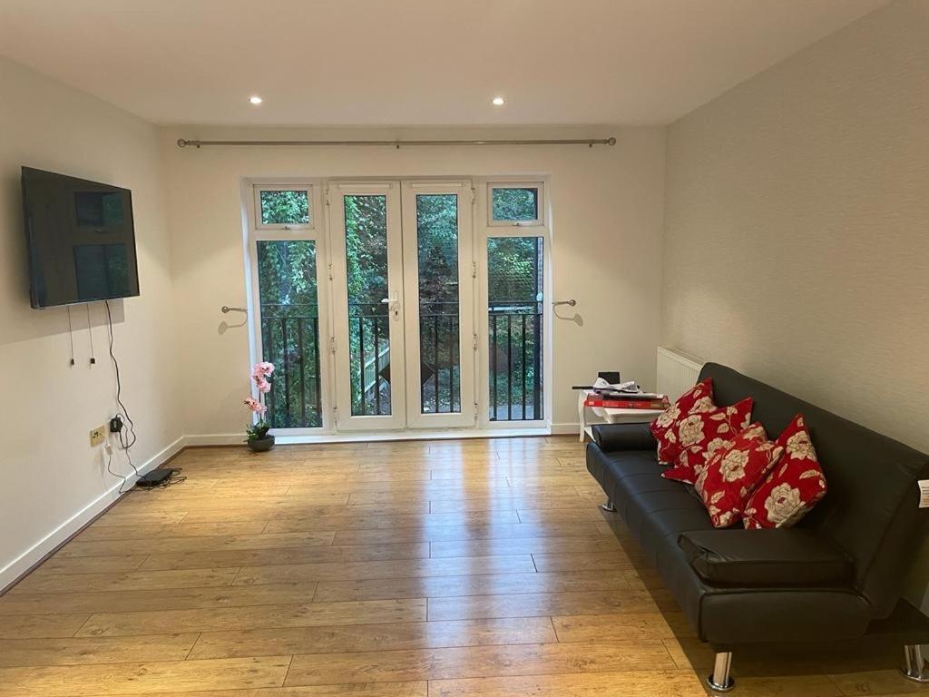 Luxurious & Cosy Apartment In Surrey Уейбридж Екстериор снимка